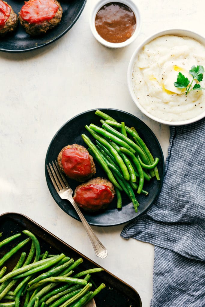 https://workweeklunch.com/wp-content/uploads/2019/10/Mini-Meatloaves-mashed-potatoes-and-roasted-green-beans-all-baked-together-on-ONE-sheet-pan2-683x1024.jpg