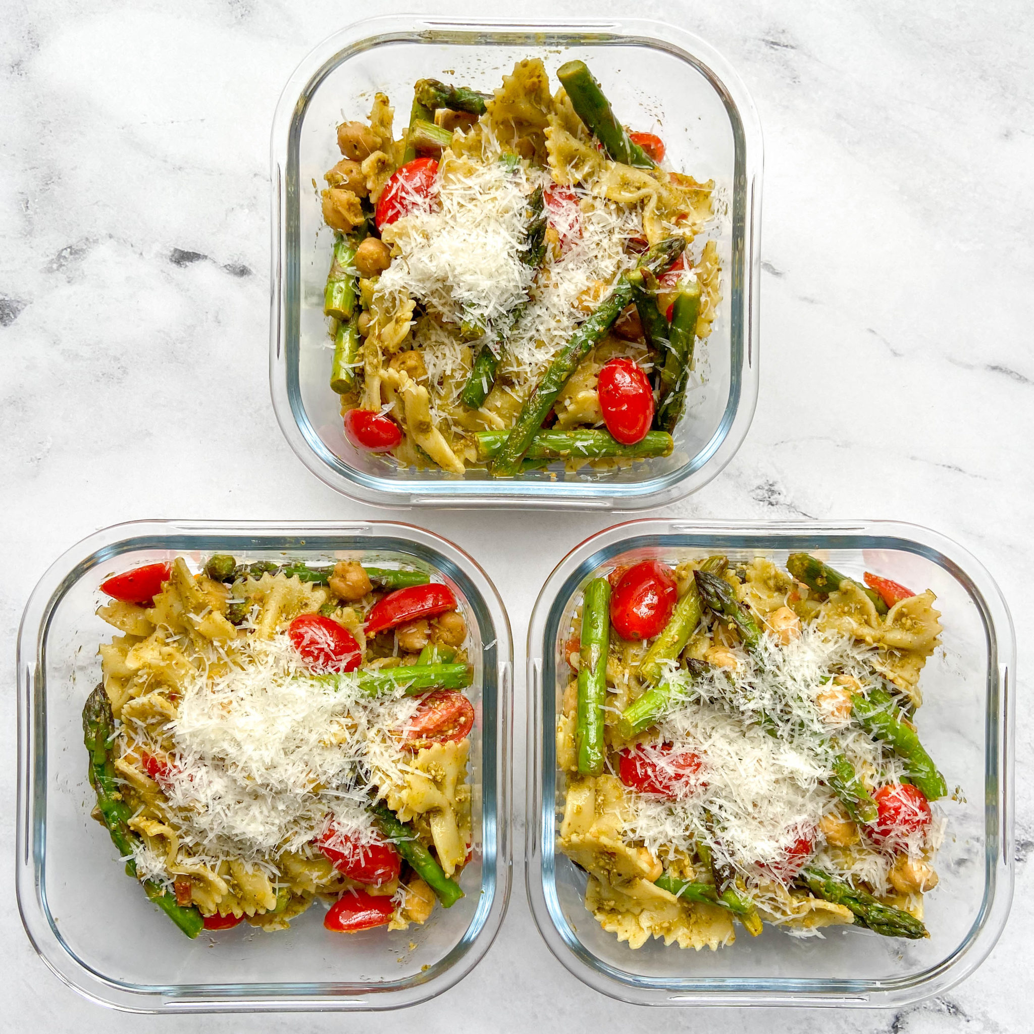 veggie-pesto-pasta-in glass meal prep bowls