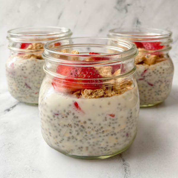 strawberry cheesecake overnight oats